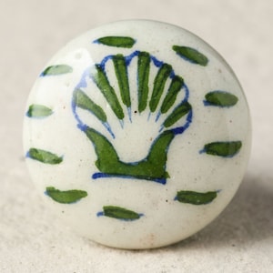 Könnte beinhalten: Weißer Keramik-Schrankknauf mit handgemaltem Muscheldesign in Grün und Blau. Der runde Knauf hat kleine grüne, blattartige Akzente. Dieser dekorative Knauf verleiht Möbeln einen maritimen Touch. (Maße in cm)