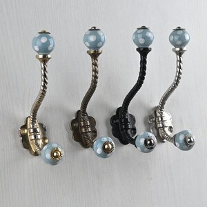 Ganchos de pared de cerámica hechos a mano con lunares turquesas / Perchas metálicas para baño y muebles