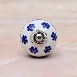 Pomello per mobile in ceramica fatto a mano con decorazione floreale a pois bianchi e blu cobalto.