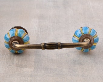 Türkis Blumen-Design auf gelbem Sockel Küche Keramikschrank Pull (Verkauft in Sets)