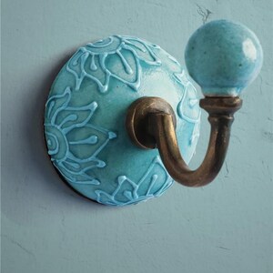 Gancho de pared de cerámica con relieve verde azulado: gancho decorativo hecho a mano