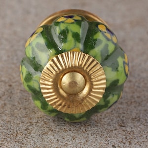 Può includere: Pomo per armadio in ceramica verde con base in metallo dorato e motivo floreale.