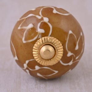 Pomello in ceramica goffrata marrone con supporto in ottone: ferramenta per mobili vintage