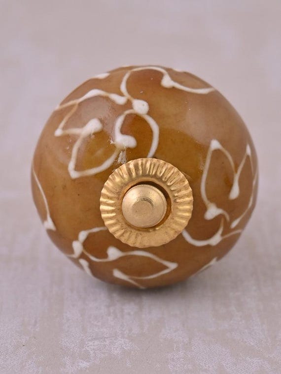 Brauner, geprägter Keramikknopf mit Messingrückseite: Vintage-Schrankbeschlag
