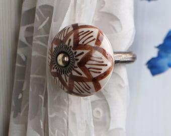 Alzapaños de cerámica con diseño floral hechos a mano: gancho rústico para toallas