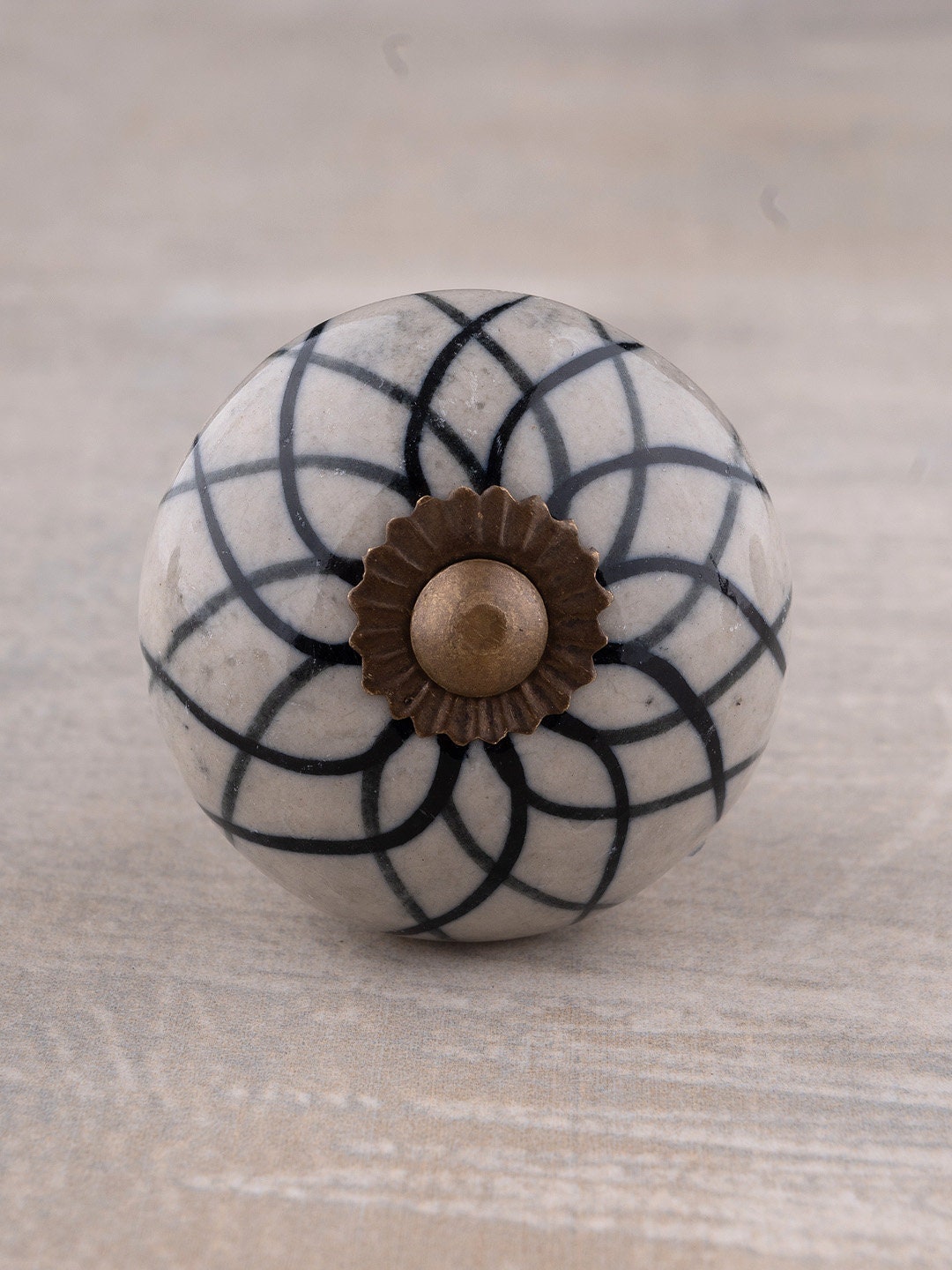 motif de fleurs noires faites à la main sur un bouton commode tiroir meuble cuisine gris clair