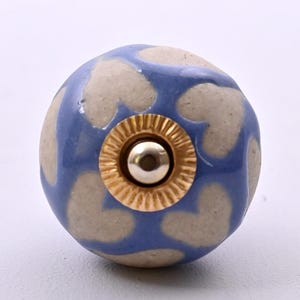 Tirador de cerámica hecho a mano con diseño de corazón en azul y crema para armario