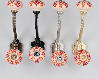 Handgemaakte keramische wandhaak met reliëf: vintage metalen hardware