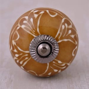 Hellbrauner Keramik Möbelknauf: Geprägtes Blattdesign