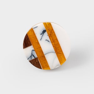 Può includere: Pomo decorativo rotondo, bianco e marrone con strisce gialle.