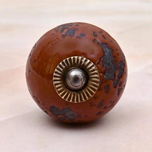 Handgefertigter rustikaler brauner Keramik-Schrankknopf mit schwarzer Antik-Optik, runder Schubladengriff für Kommoden und Möbel