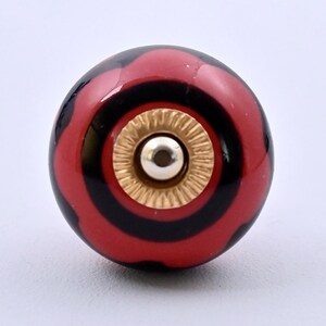 Bouton de meuble en céramique fait main, motif tourbillon rouge et noir