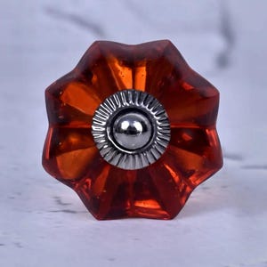 Perilla de cajón de vidrio con diseño floral vintage: herrajes rústicos para gabinetes de color naranja