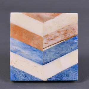 Puede incluir: Caja decorativa cuadrada hecha de hueso y madera con un patrón de chevron en tonos de azul, blanco y marrón.