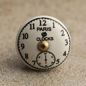 Pomo de cerámica para armario con diseño de reloj de París: números negros y decoración blanca