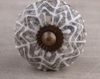 Perilla para cajón de armario de cocina, con diseño en relieve blanco hecho a mano sobre base gris claro