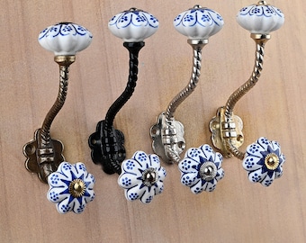 Handgemaakte keramische wandhaak: wit en blauw aardewerkhanger met bloemen