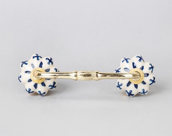 Blumenform Blaues Design auf Off White Basis | Handbemalte Design-Keramik-Schrankknauf | Möbeltür-Keramikknäufe (Verkauft in Sets)