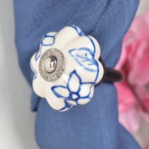 Blauw-witte keramische bloemgordijn met gestrikte achterkant - rustieke handdoekhaak