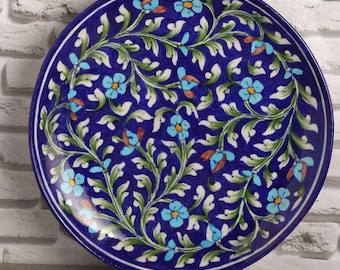 Handgemachte Wandtelle aus blauer Keramik