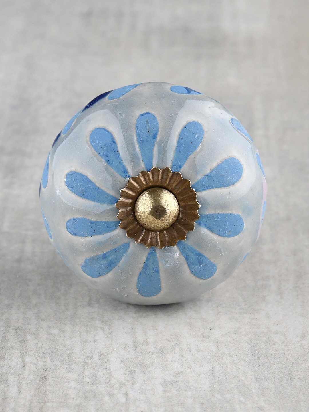 bouton de meuble commode rond en céramique bleu poudre avec fleur turquoise