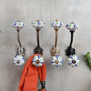 Perchero de pared de cerámica hecho a mano en verde y azul / Perchero de metal vintage / Ganchos de baño y herrajes para muebles