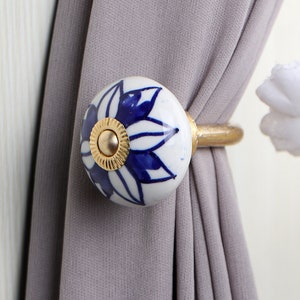 Alzapaños de cerámica con diseño de flores en azul y blanco: gancho rústico para toallas (se vende por juego)