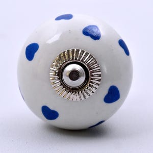 Tirador de cerámica hecho a mano con diseño de corazón azul y blanco para armarios – Tirador decorativo para cajones de cómoda