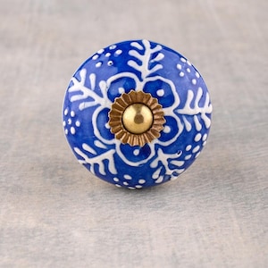 Pomello per cassetto in ceramica con motivo floreale e foglia blu e bianco in rilievo