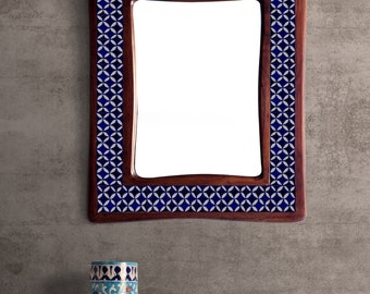 Espejo de cerámica azul hecho a mano: un detalle decorativo para la pared.