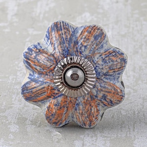 Blauer Keramik Knauf mit Blumenmuster: Dekorative Möbelbeschläge