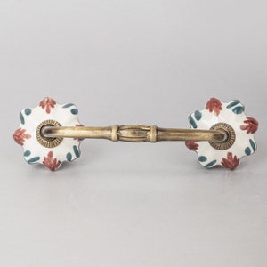 Handgjord blommig keramisk skåpshandtag: Lövmönster, mässingsfinish