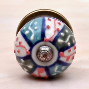 Handgemaakte veelkleurige keramische kastknop – decoratieve ladeknop met bloemenmotief in grijs, aqua en wit