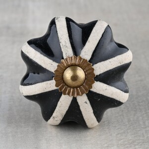 Handgemalter, weißer Blumen Knauf, mit schwarzem Druck