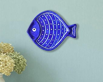 飛魚：吊り皿、魚の形をした壁掛け皿、吉兆のシンボル、陶器の魚