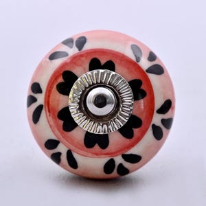 Pomello per mobile in ceramica fatto a mano, stile boho, con motivo a goccia rosa e nero.