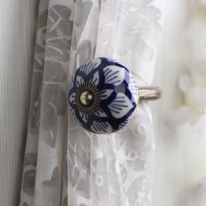Handgefertigte blaue und weiße Farbe runde Form Blumenmuster Vorhang Raffhalter rustikale Badezimmer Handtuch Haken antike Haken (in Sets verkauft)