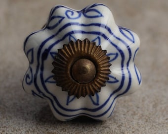 Blauwe keramische kastknop met bloemenmotief: wit meubelbeslag