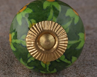 Handgemaakte kastknop met groene bloemen: vintage ladebeslag