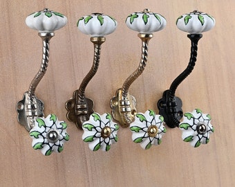 Handgemaakte keramische wandhaak: wit en groen bloemenblauw aardewerkhanger