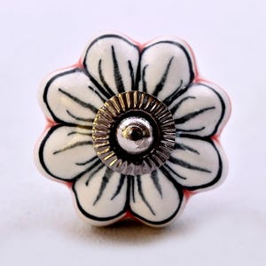 Handgefertigter, weiß-schwarzer, blumenförmiger Keramik-Schrankknopf