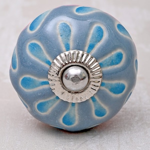 Pomo redondo de cerámica azul pálido para mueble de tocador con flor turquesa