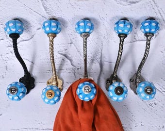 Handgemaakte witte en turquoise keramische wandhaak: vintage metalen hanger