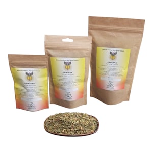 Peut inclure: Trois sachets en papier brun de Damiana Turmera Diffusa, avec des étiquettes jaunes et du texte. Les sachets sont étiquetés avec les tailles 10g, 25g et 50g. Un petit plat ovale rempli d'herbes séchées se trouve devant les sachets.