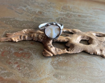 white moonface ring size 8 1/2