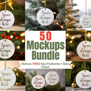Op de afbeelding: Een set van 50 witte keramische kerstversiering mockups met de tekst "Your design here" op elke versiering. De versieringen hangen aan een touwtje en worden getoond tegen verschillende achtergronden, waaronder een kerstboom, een houten tafel en een besneeuwd raam. De tekst "50 Mockups Bundle" wordt in het midden van de afbeelding weergegeven. De tekst "Bonus: FREE Key Features + Size Chart" wordt onder de tekst "50 Mockups Bundle" weergegeven.