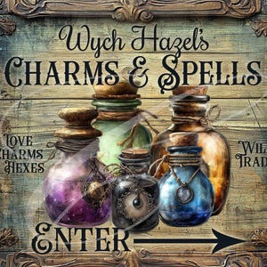 Könnte beinhalten: Ein Holzschild mit dem Text "Wych Hazel's Charms & Spells" und den Worten "Love Charms & Hexes" und "Will Trade" auf beiden Seiten. Das Schild hat einen Pfeil, der nach rechts zeigt, mit dem Wort "Enter" darunter. Auf dem Schild befinden sich fünf Glasflaschen mit verschiedenen farbigen Flüssigkeiten und Stopfen.