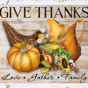 Puede incluir: Un letrero de madera rústico con el texto "GIVE THANKS" en letras negras. El letrero presenta una cornucopia llena de artículos de la cosecha de otoño, incluyendo una calabaza, maíz, girasoles y una jarra. El texto "Love. Gather. Family" está escrito en negro en la parte inferior del letrero.