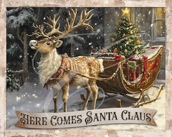 Könnte beinhalten: Eine Vintage-Weihnachtskarten-Illustration mit einem Rentier, das einen Schlitten mit einem Weihnachtsbaum und Geschenken zieht. Das Rentier ist braun und weiß mit einem rot-weißen Geschirr. Der Schlitten ist aus Holz mit goldenen Akzenten und ist gefüllt mit Geschenken, die in rot-weißes Papier eingewickelt sind. Der Text "Here Comes Santa Claus" ist auf einem Banner am unteren Rand der Karte gedruckt.