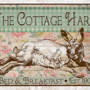 Puede incluir: Un cartel de estilo vintage con fondo a cuadros verde y blanco y un patrón floral. El cartel dice "The Cottage Hare Bed & Breakfast Est 1901" y presenta un dibujo de una liebre marrón tumbada.